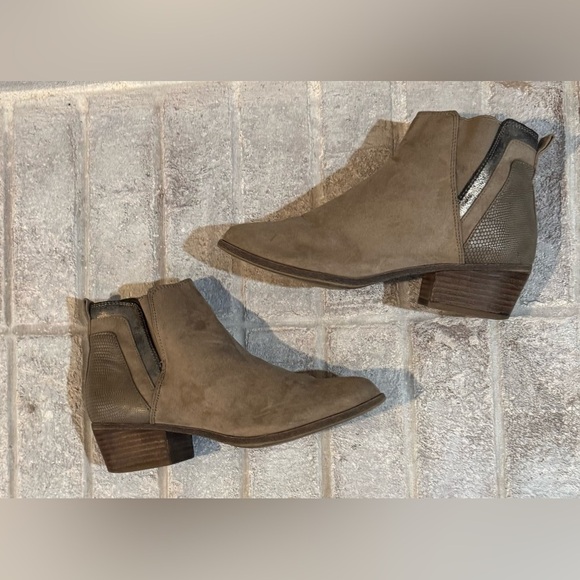 Boots​ - Picture 6 of 12